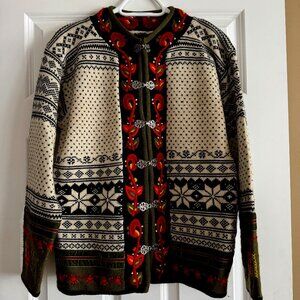 Nordic, Icelandic sweater. 100% wool. Heavy weight. Traditional closings. Size M